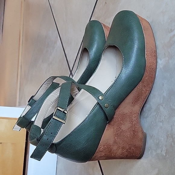 Green Dakota Criss Cross Platform Shoes - Picture 6 of 10